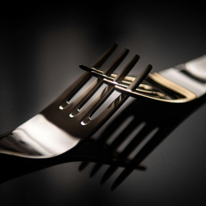 dvoje vilic v strastnem poljubu