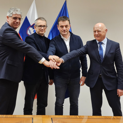 Ministra za javno upravo in notranje zadeve mag. Franc Props in Boštjan Poklukar, predsednik Policijskega sindikata Slovenije Rok Cvetko in predsednik Sindikata policistov Slovenije Adil Huselja 