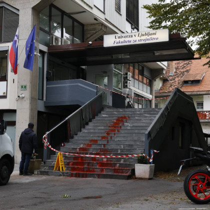 Stopnice Strojne fakultete polite z rdečo barvo