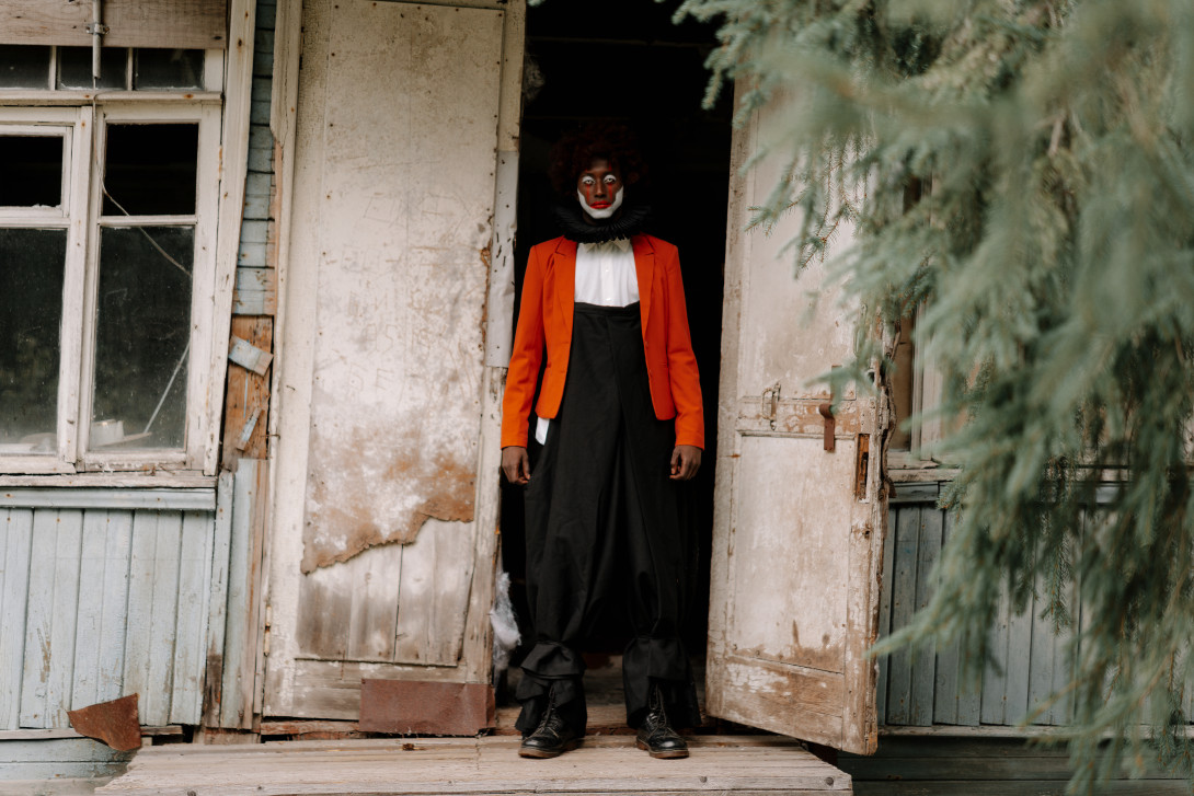 skoraj Rdeča kapica. Rdeča jopica.